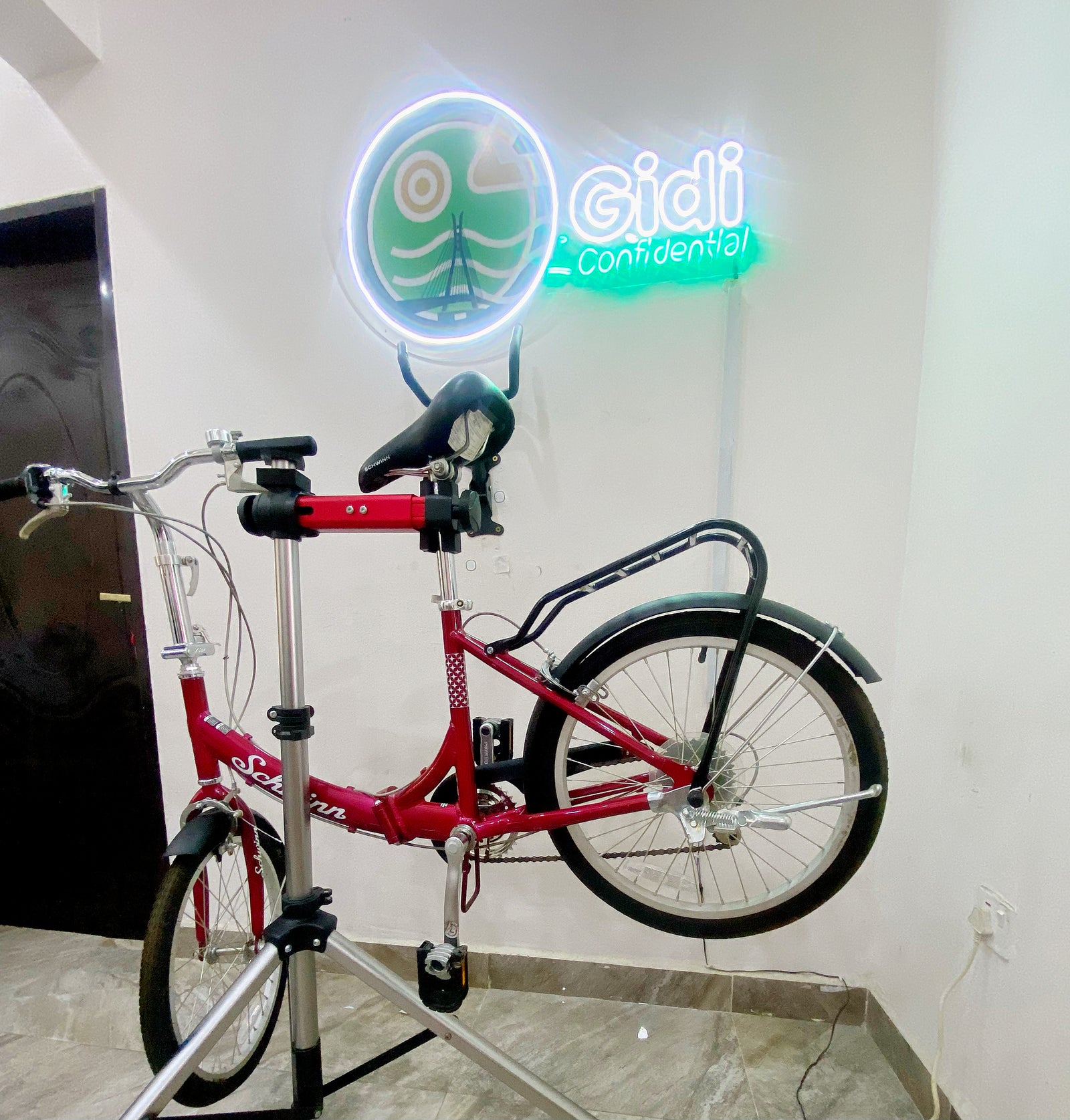 SCHWINN TANGO HYBRID FOLDING BIKE, 20-IN Red (very rare)